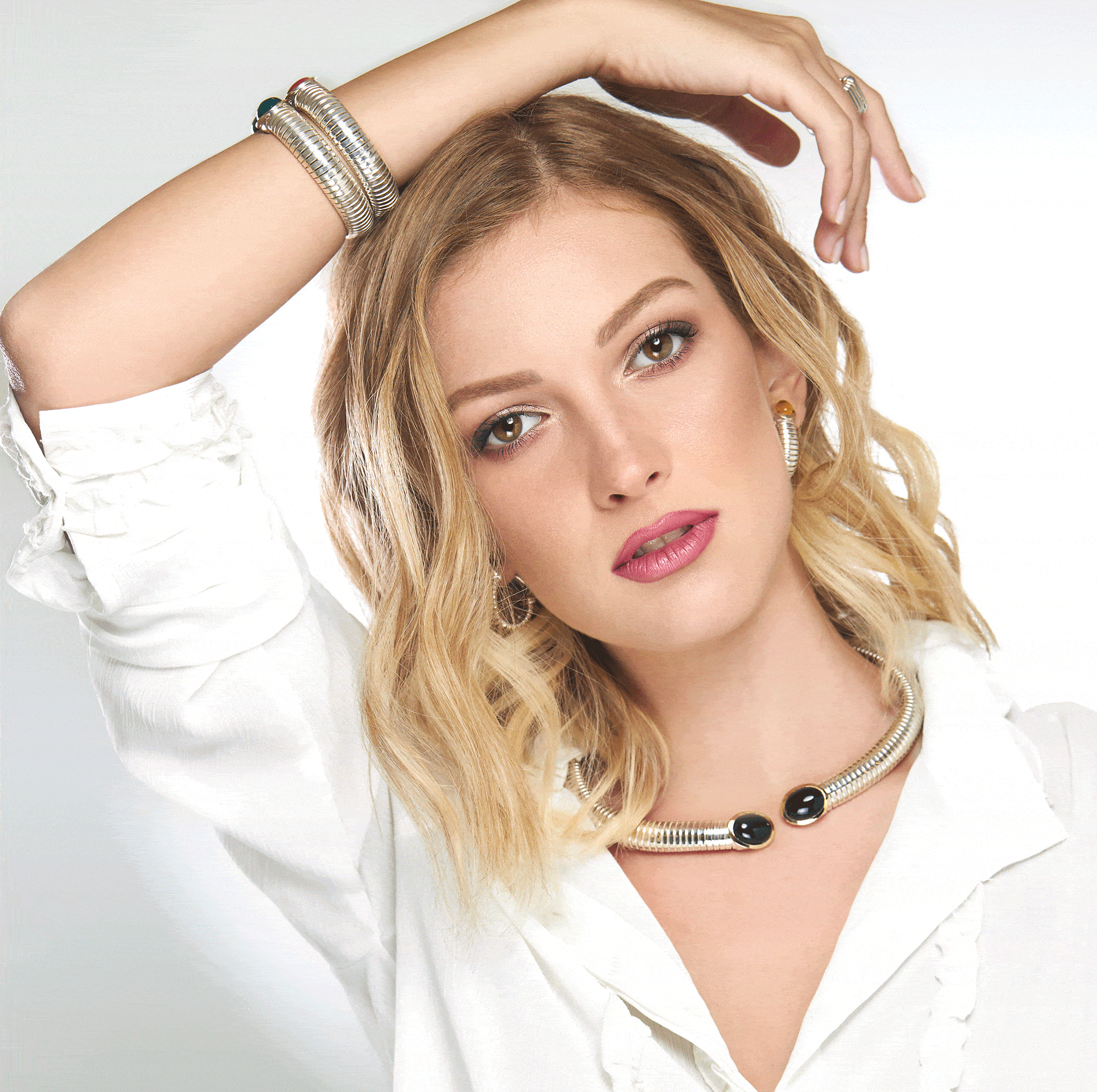 Collana tubogas con finiture in oro e onice