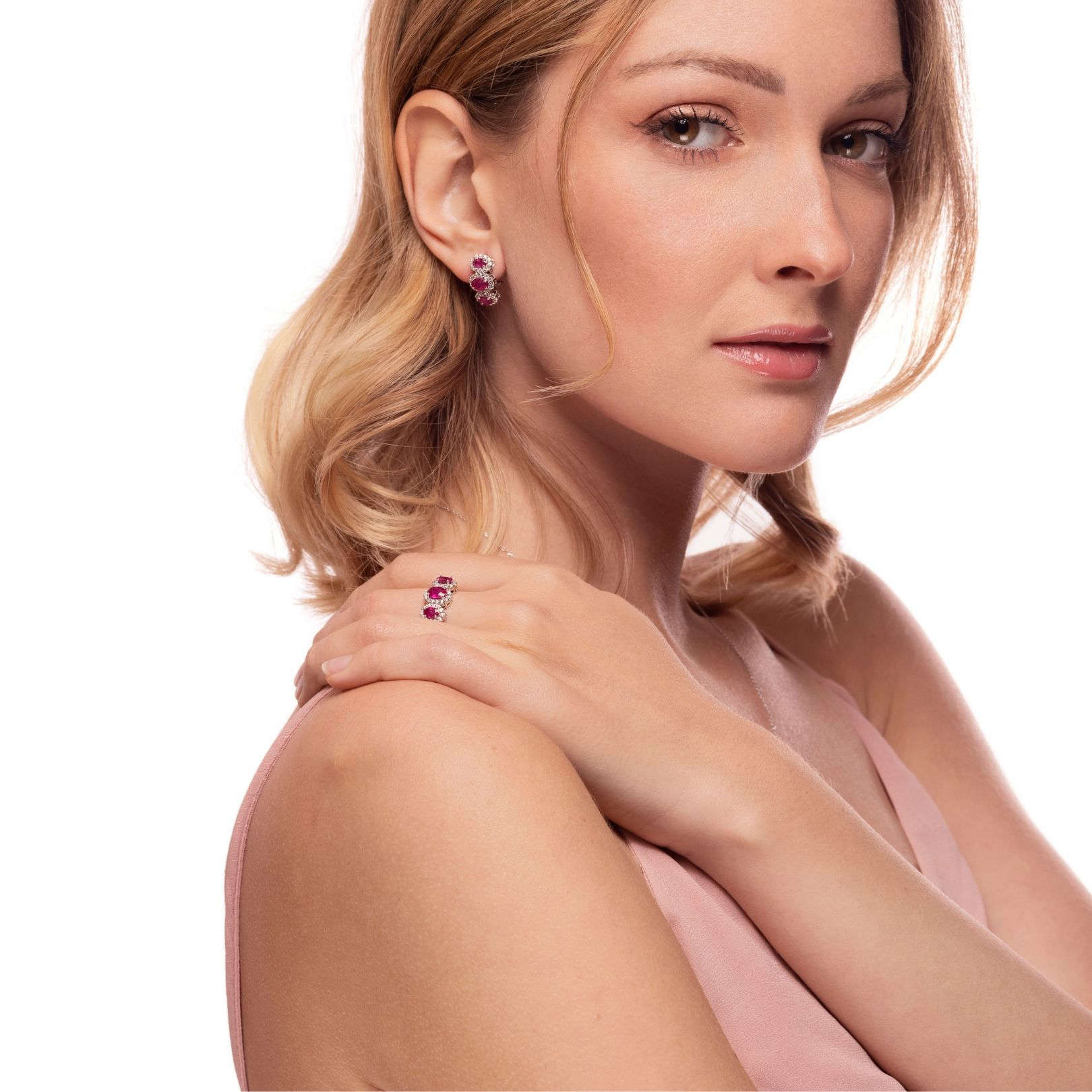 Orecchini in oro bianco con brillanti e rubini birmani