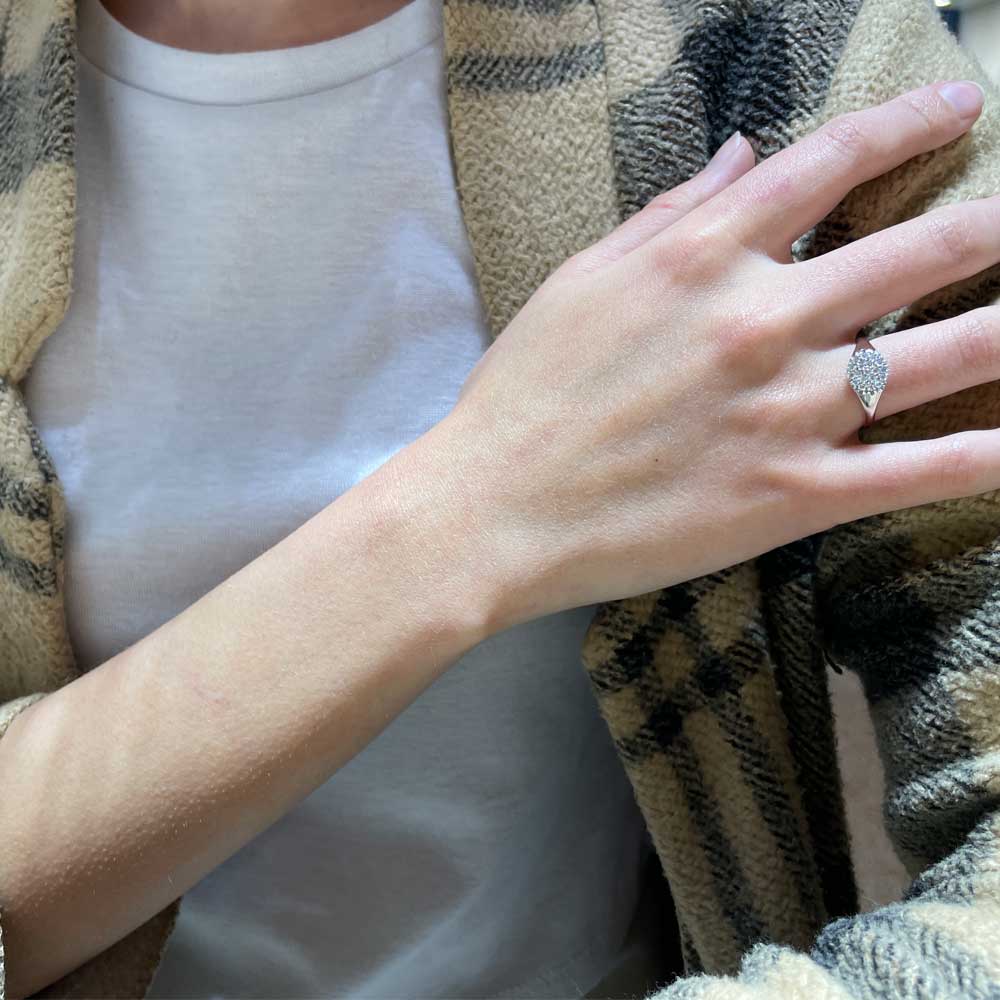 Anello Chevalier mignolo timbro diamanti bianchi - immagine 3