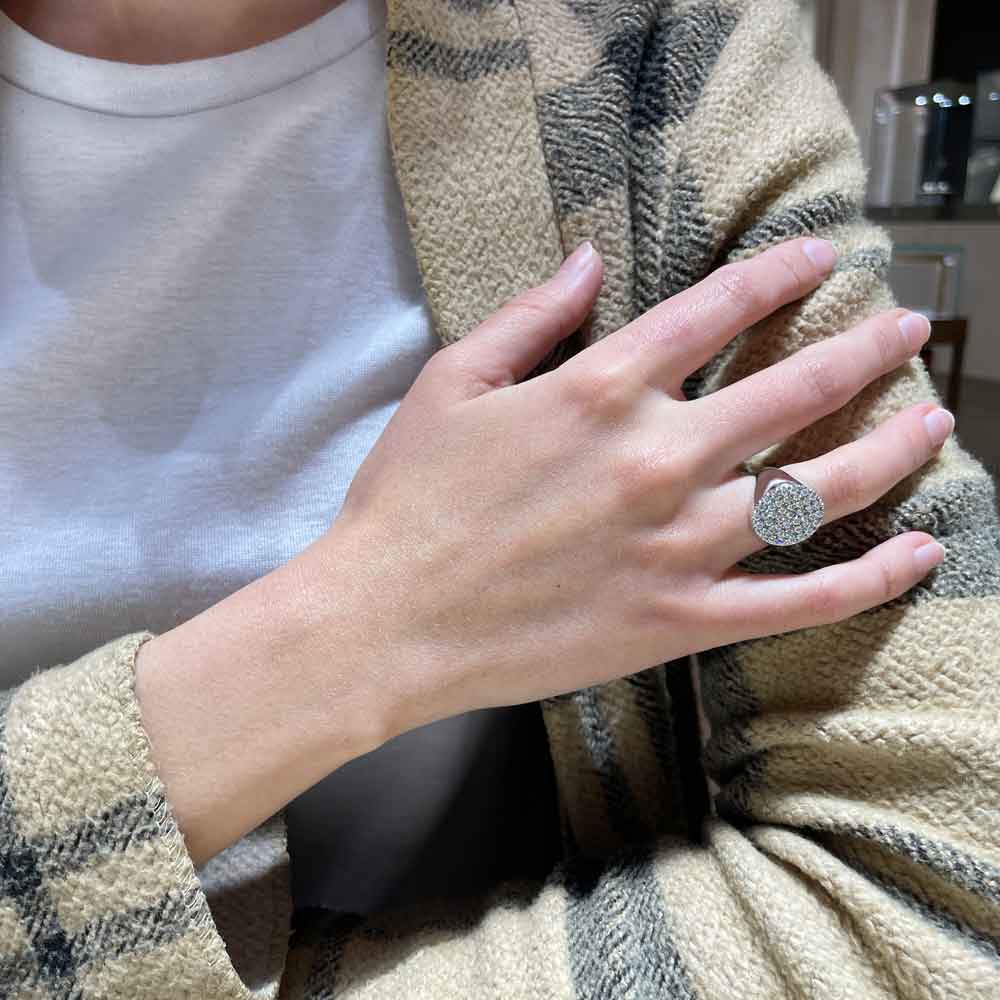 Anello Chevalier mignolo timbro diamanti bianchi - immagine 3