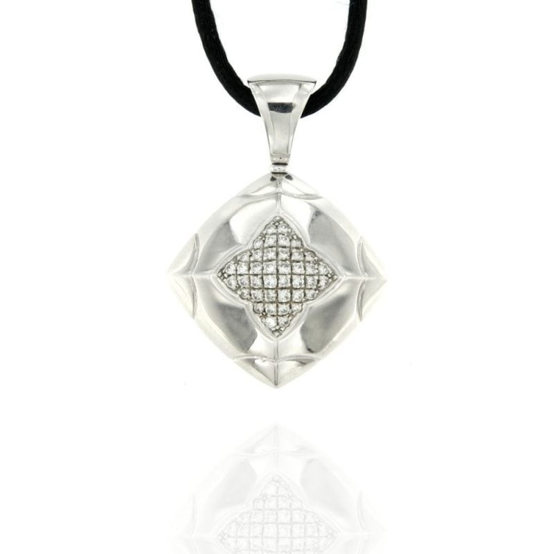 Ciondolo Vintage BVLGARI Piramide  Ciondolo in oro bianco e diamanti BVLGARI  Modello Piramide, anni 90, larghezza 3,1 cm, laccio in seta e oro bianco non di Bulgari, scatola originale  Collezione Vintage pendant sconto discount