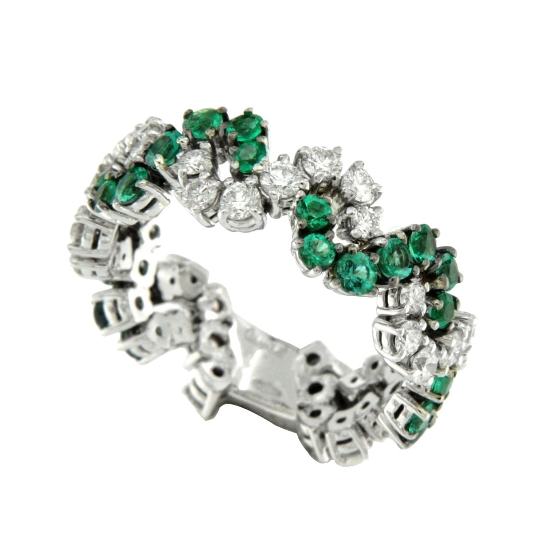 Anello Intrecci oro bianco con diamanti e smeraldi - immagine 2
