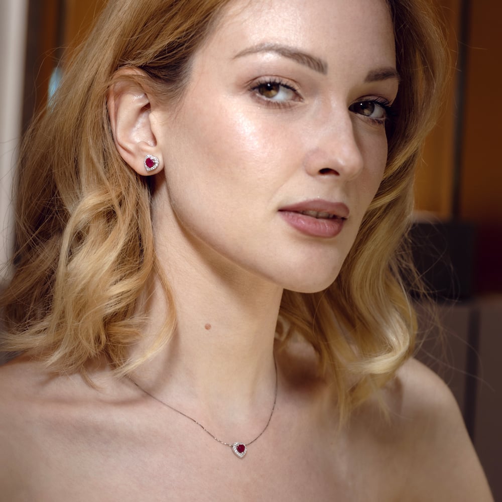 Orecchini cuori con rubini brillanti - immagine 2