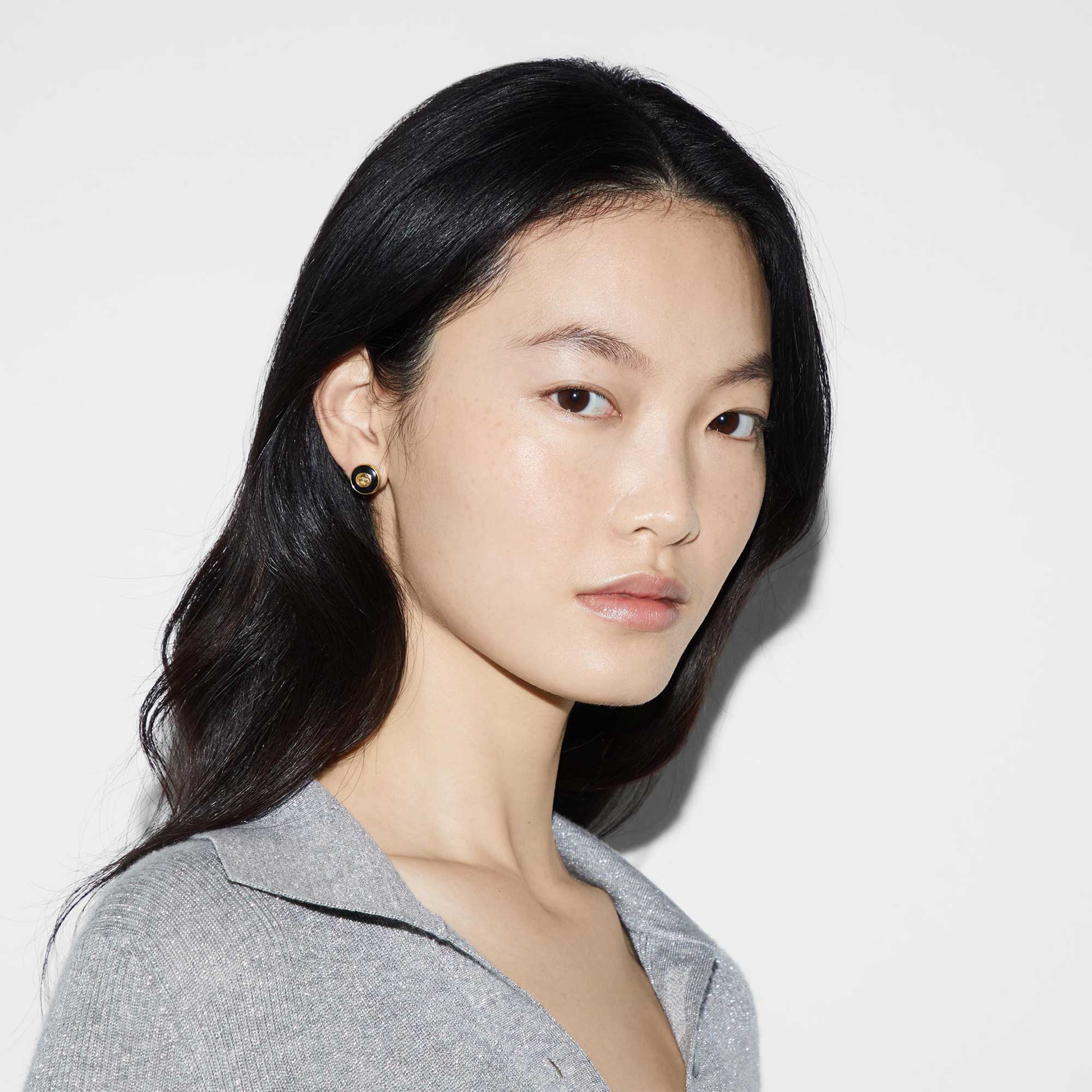 ORECCHINI A BOTTONE GUCCI INTERLOCKING IN ORO GIALLO E ONICE NERO 12 MM - immagine 3