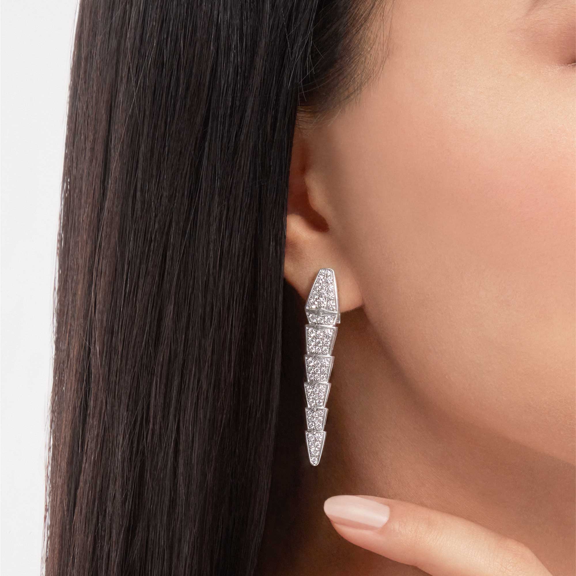 Orecchini Serpenti Viper in oro bianco 18 kt con pavé di diamanti 2.08 CT - immagine 4