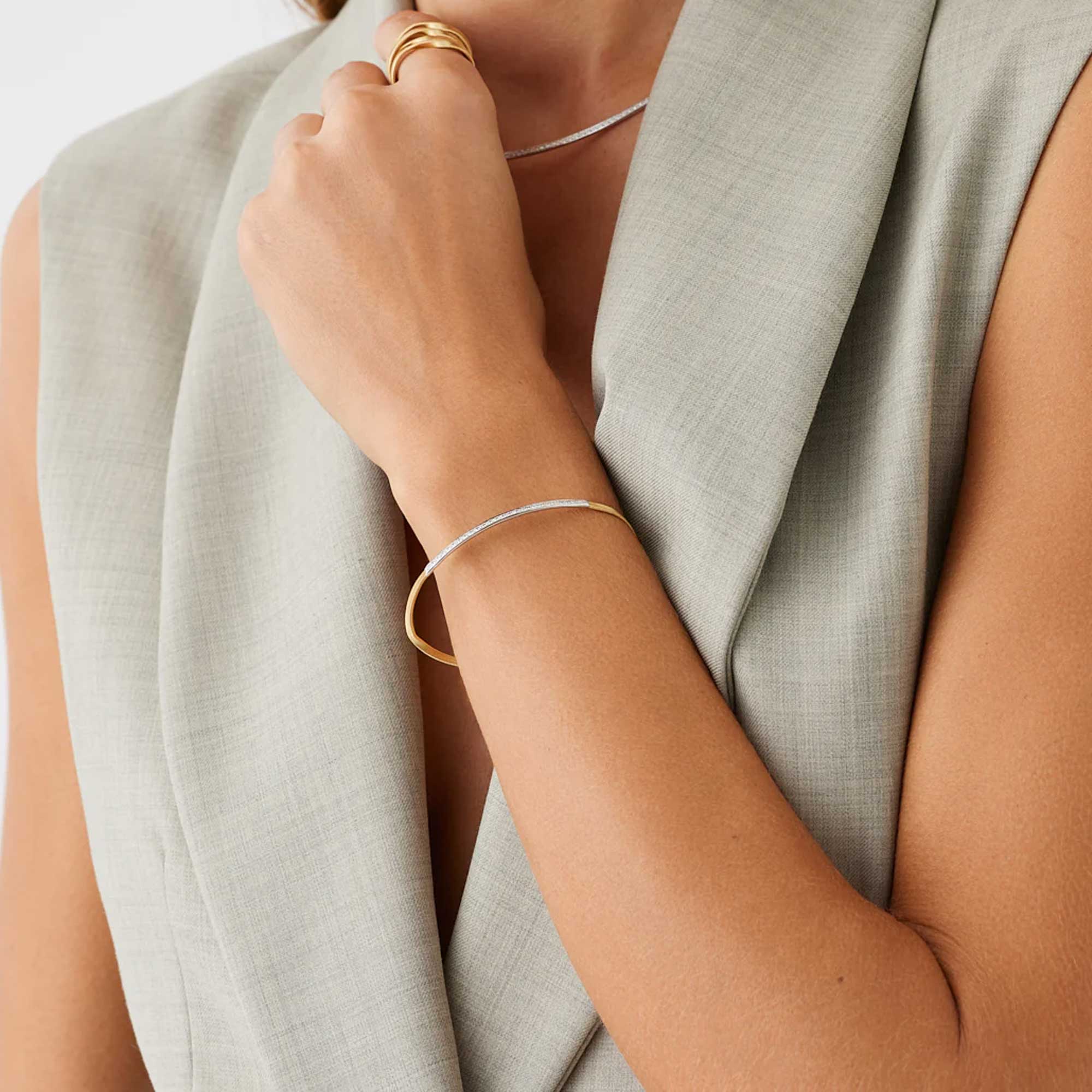 Bracciale semi-rigido in oro giallo con inserto di diamanti - immagine 2