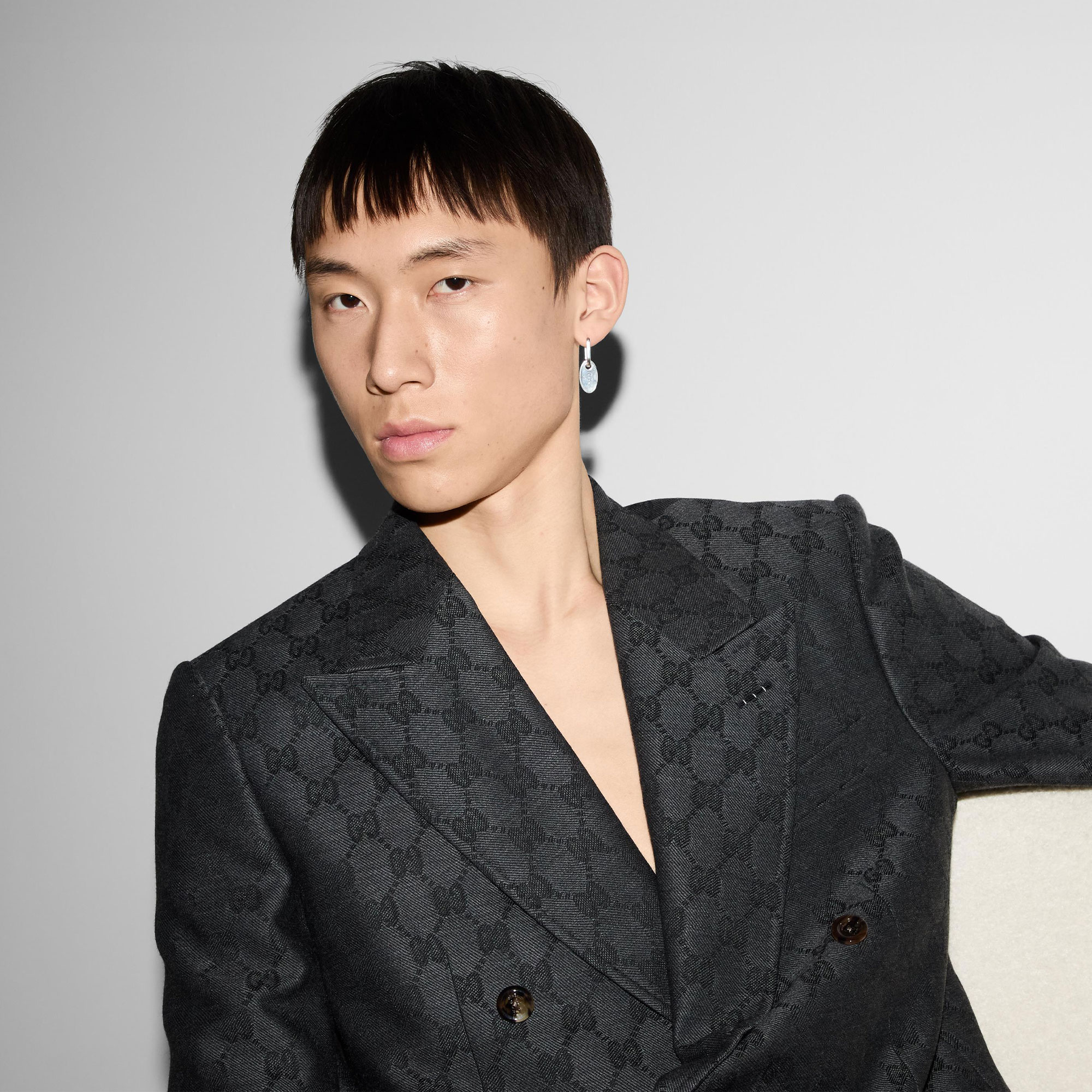 ORECCHINI A CERCHIO TRADEMARK CON TARGHETTA - immagine 3