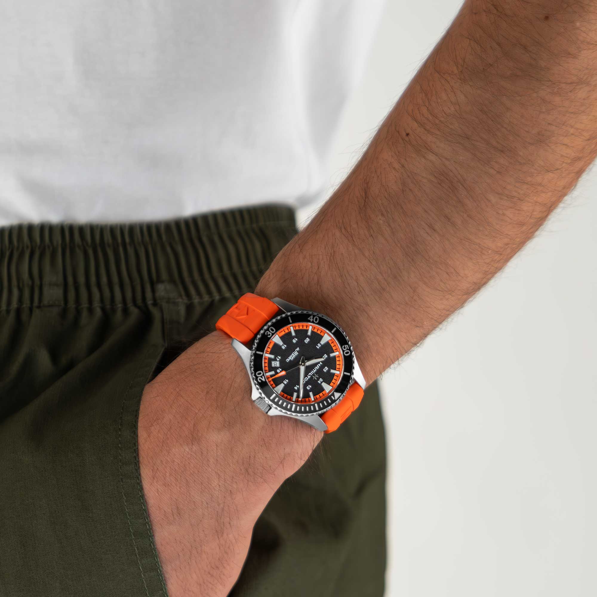KHAKI NAVY SCUBA AUTO CAUCCIÙ ARANCIONE E AL QUADRANTE NERO A CONTRASTO 40 MM - immagine 5