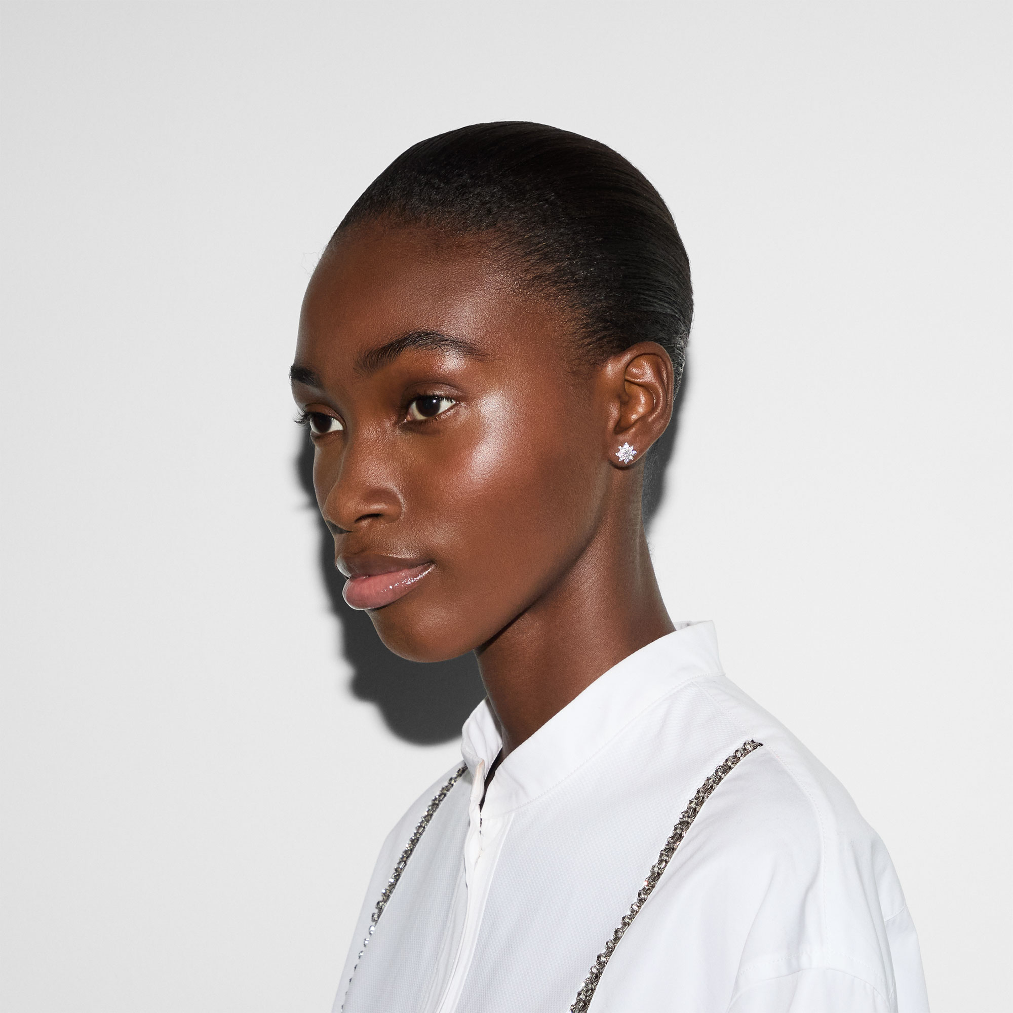 ORECCHINI A BOTTONE GUCCI FLORA IN ORO BIANCO 18 CARATI CON DIAMANTI - immagine 3