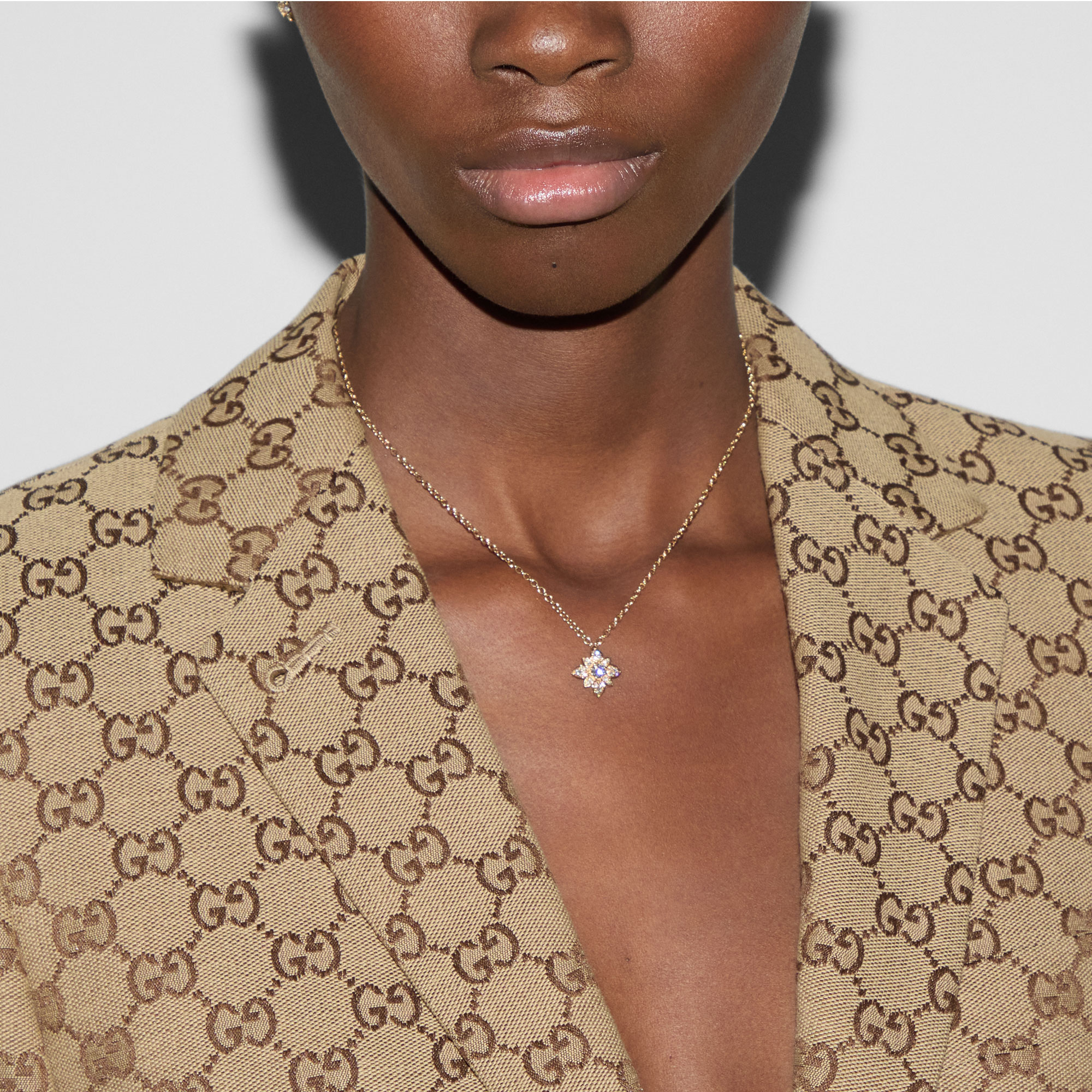 COLLANA A CATENA CON PENDENTE GUCCI FLORA 18 CARATI - immagine 3