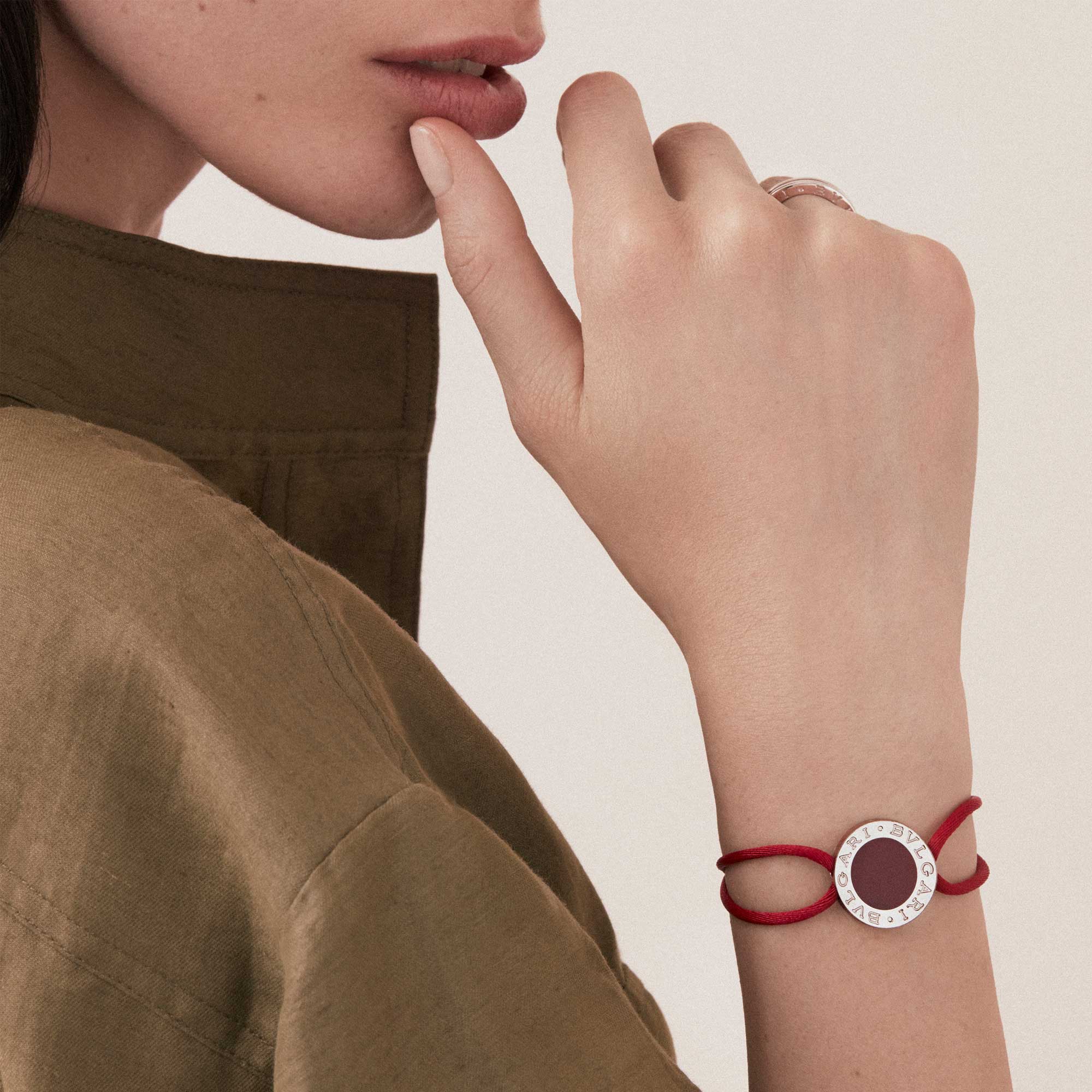 Bvlgari Bvlgari Bracciale iconico doppio logo in argento 925 e smalto rosso - immagine 2