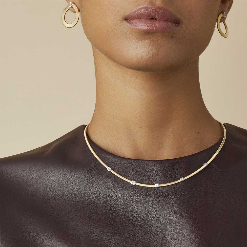 Masai Collier piatto in oro giallo 18kt con cinque elementi pavé di diamanti - immagine 2