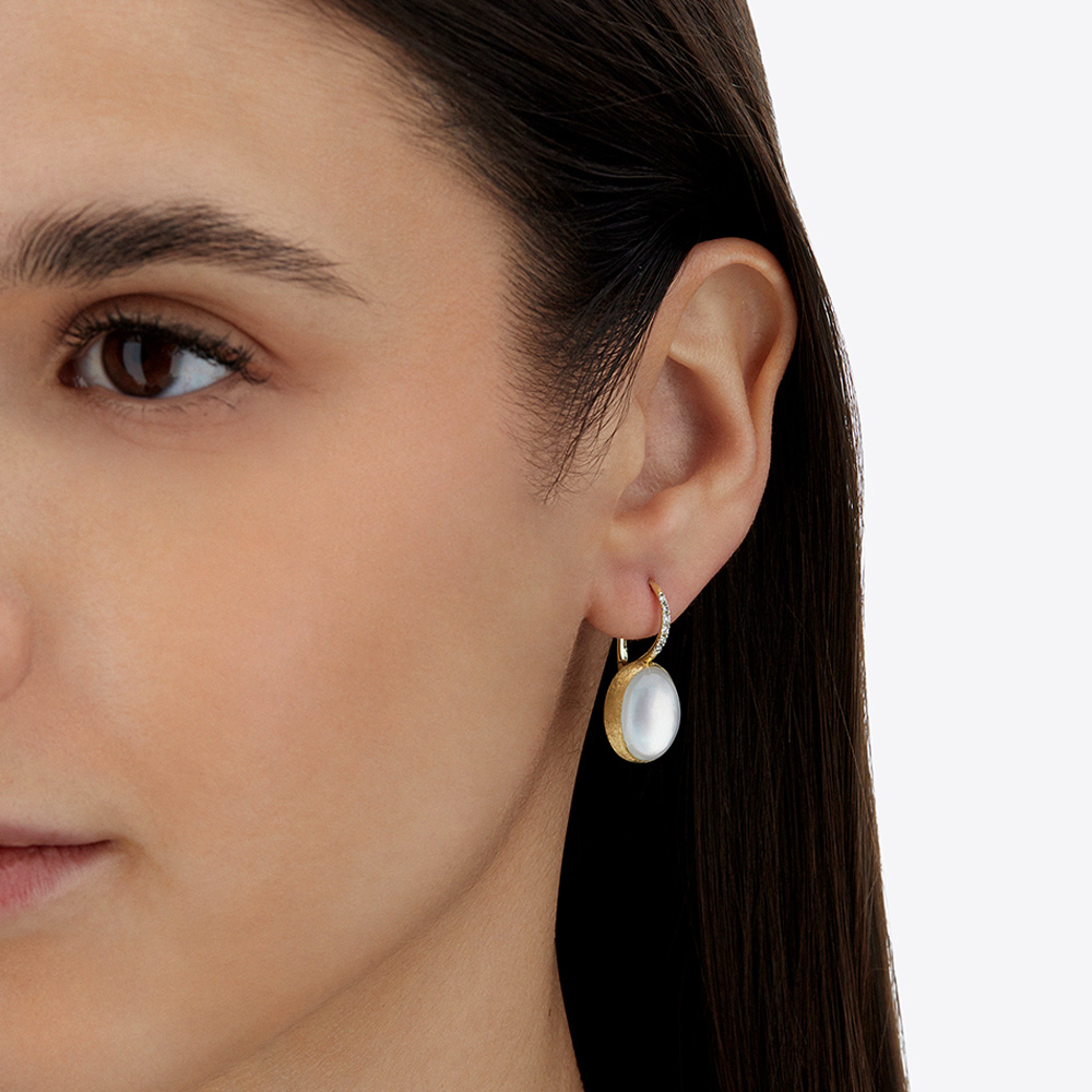 ORECCHINI BOULES CILIEGINE MEDI DOLCEVITA IN ORO DIAMANTI MADREPERLA E CRISTALLO DI ROCCA - immagine 2