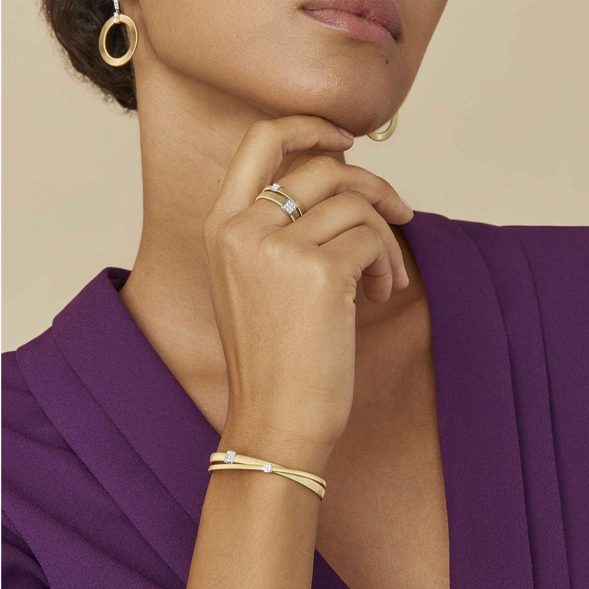 Anello Masai a doppia fascia oro giallo e due pavé di diamanti - immagine 3