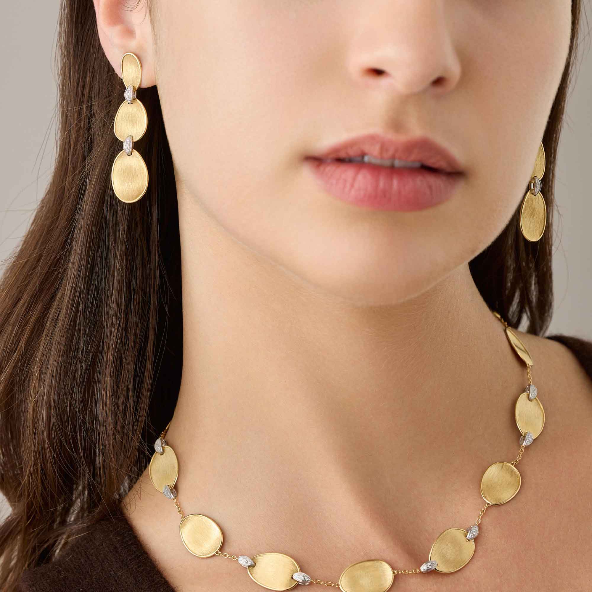 Orecchini Lunaria chandelier oro giallo dettagli pavé di diamanti - immagine 2