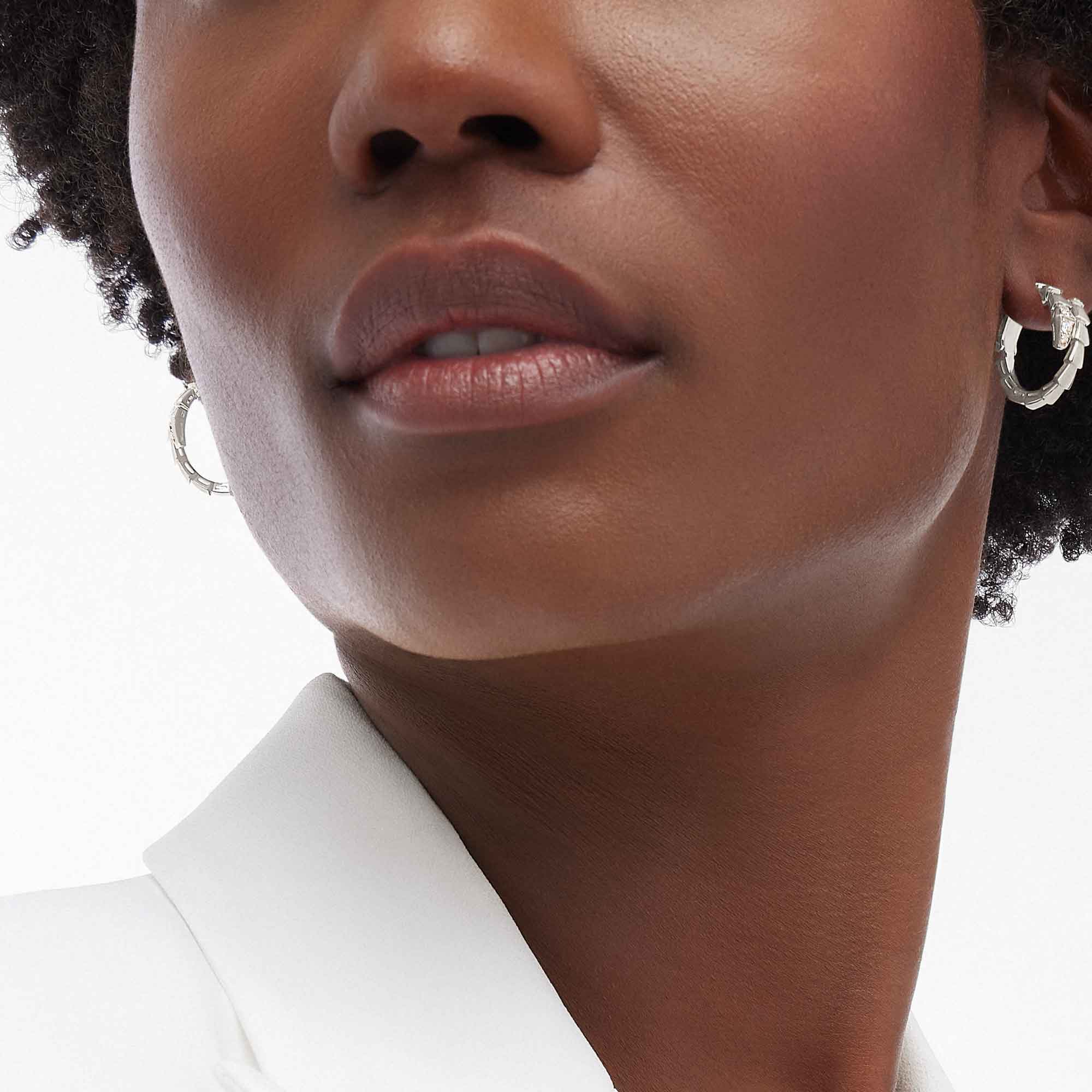 Serpenti Viper Orecchini a cerchio oro bianco pavè di diamanti - immagine 3