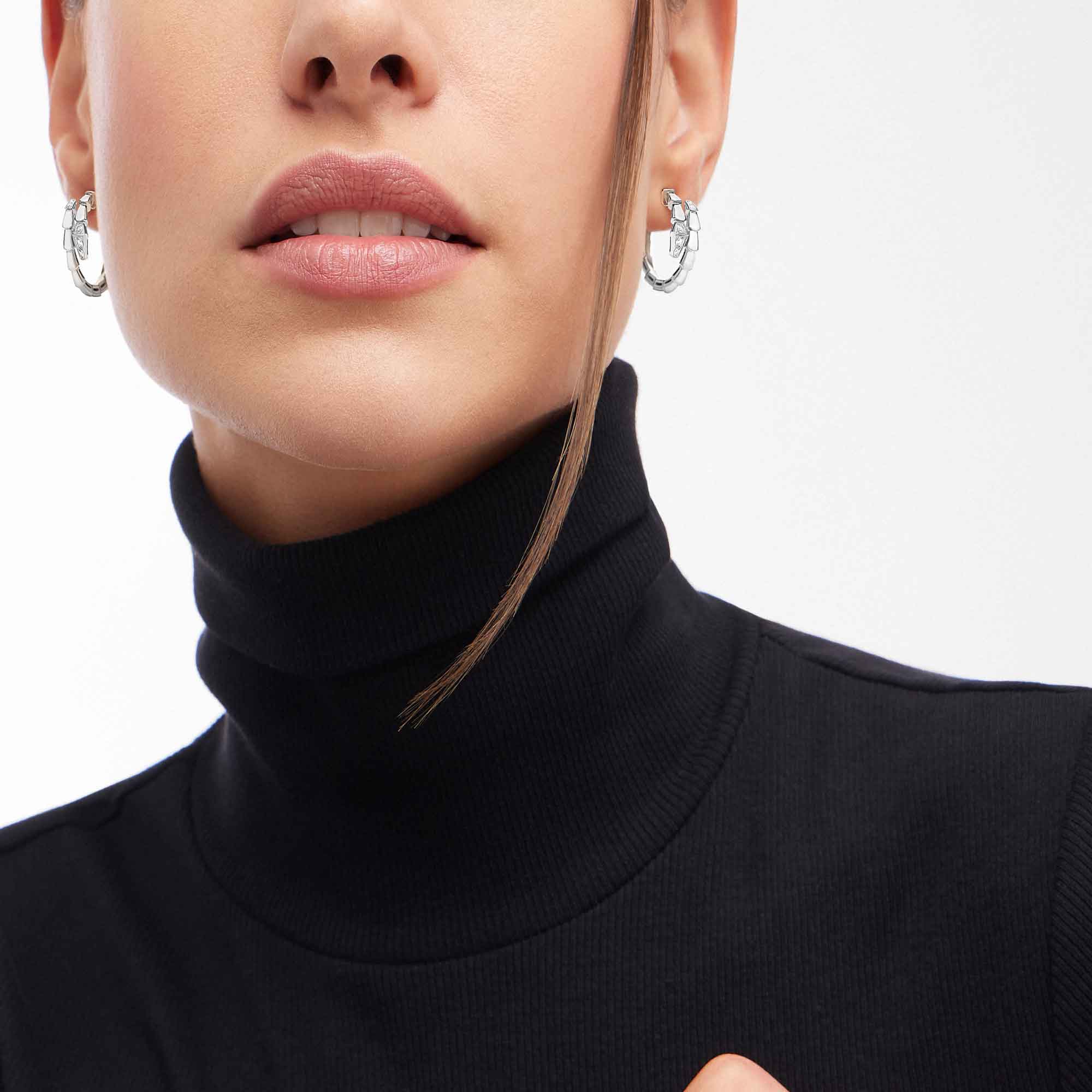 Serpenti Viper Orecchini a cerchio oro bianco pavè di diamanti - immagine 4