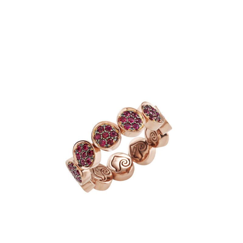 Anello Paillettes con paillettes ammagliate realizzate in oro rosa 18kt e incastonate a pavé di rubini.