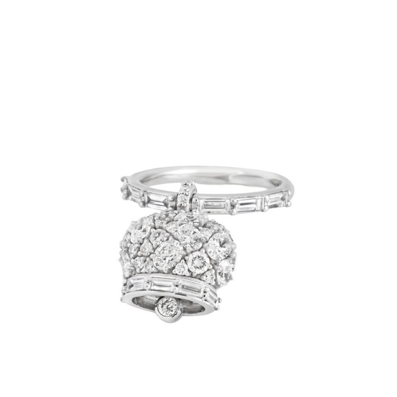 Anello Campanella con diamanti incastonati a griffe taglio ovale, baguette e brillante su oro bianco 18kt.