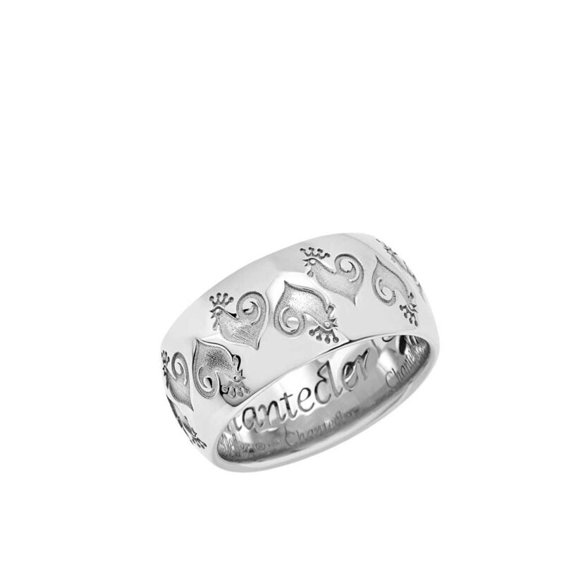 Anello fascia Et Voilà Logo, in argento con galletti Chantecler sabbiati a mano.