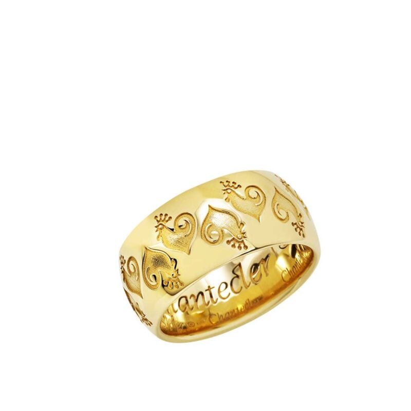 Anello fascia Et Voilà Logo, in vermeil con galletti Chantecler sabbiati a mano.