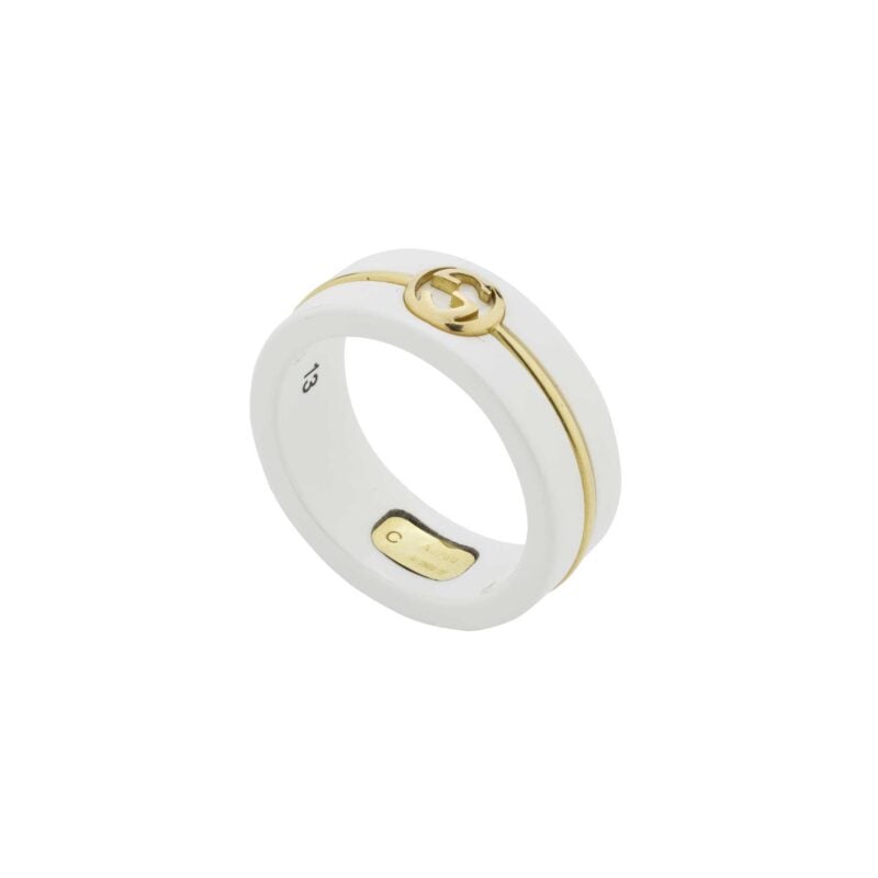Anello presenta un dettaglio intagliato a cupola con Incrocio GG